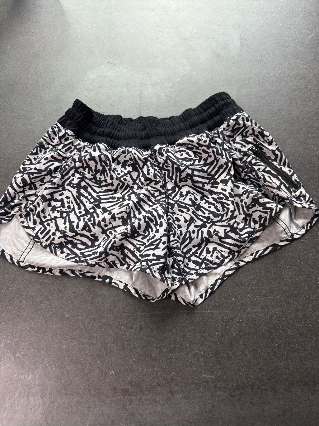 Lululemon Tracker Short Iii 4-Way Stretch Size 6 Running Shorts